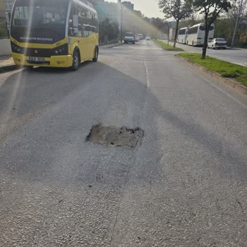 Rumeli Caddesindeki Çukurlar Aracımın Jantına Zarar Verdi