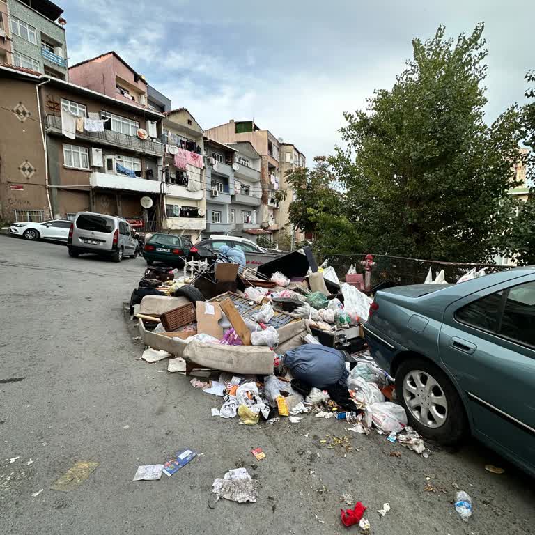 Kuştepe Mahallesi'nde Düzenli Çöp Toplanmaması Mahalleliyi Mağdur Ediyor