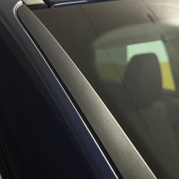 Sıfır Kilometre BMW X1'de Teslimat Sonrası Hızla Belirginleşen Cam Fitili Deformasyonu