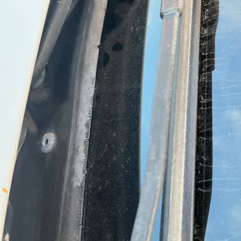 BMW 3 Serisi Ön Cam Fitilinin Erken Deformasyonu Ve Su Sızdırma Sorunu