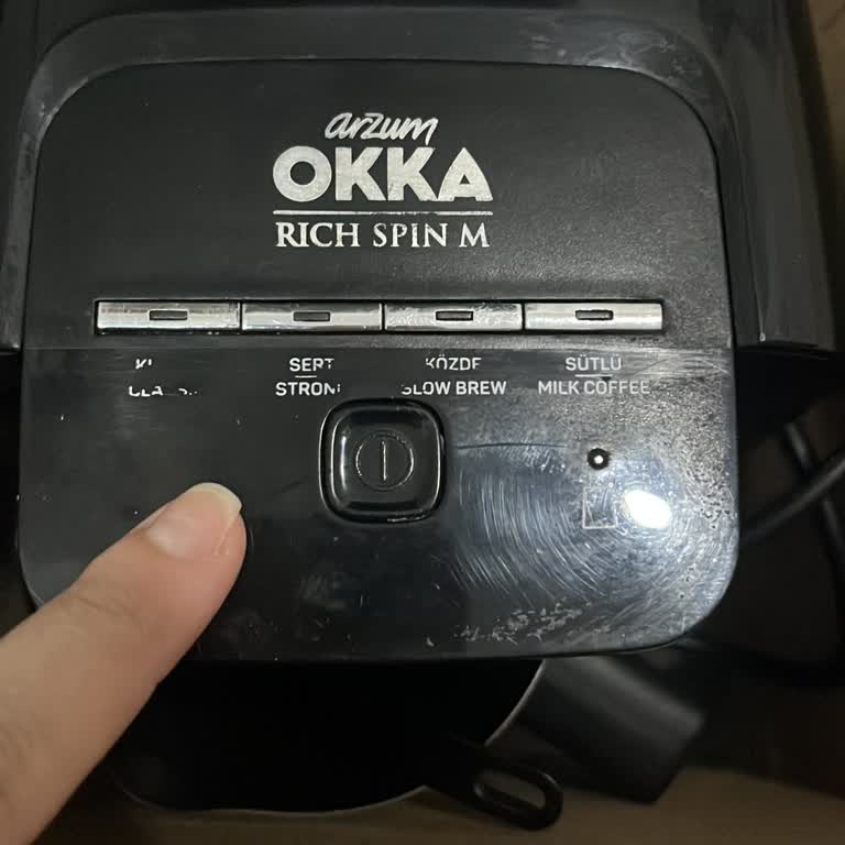 Kahve Makinesi Köpüksüz Kahve Yapıyor Ve Üzerindeki Yazılar Silindi