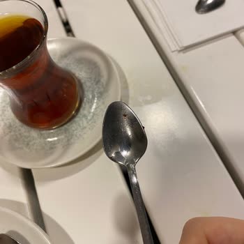 Yanık Waffle, Kirli Çay Kaşığı Ve İlgisiz Hizmet!