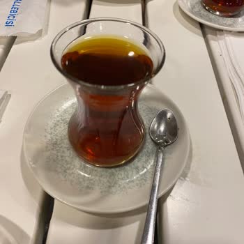 Yanık Waffle, Kirli Çay Kaşığı Ve İlgisiz Hizmet!