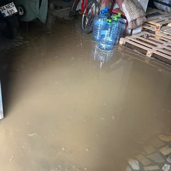 Kaldırım Eksikliği Nedeniyle Depomuza Sürekli Su Basıyor, Mağduriyetimiz Artıyor