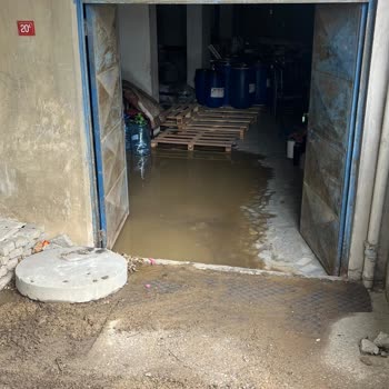 Kaldırım Eksikliği Nedeniyle Depomuza Sürekli Su Basıyor, Mağduriyetimiz Artıyor