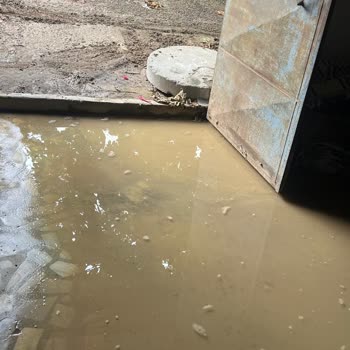 Kaldırım Eksikliği Nedeniyle Depomuza Sürekli Su Basıyor, Mağduriyetimiz Artıyor