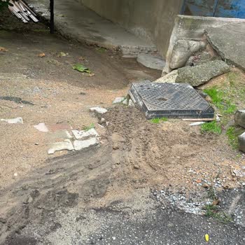 Kaldırım Eksikliği Nedeniyle Depomuza Sürekli Su Basıyor, Mağduriyetimiz Artıyor