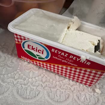 Beyaz Peynirde Jilete Benzeyen Yabancı Madde Şoku: Sağlığımız Tehlikeye Girdi