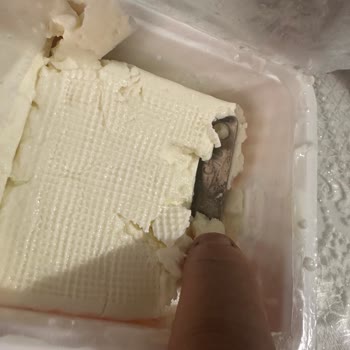 Beyaz Peynirde Jilete Benzeyen Yabancı Madde Şoku: Sağlığımız Tehlikeye Girdi