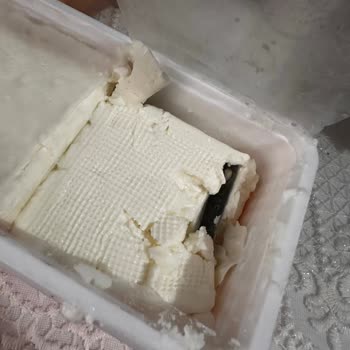 Beyaz Peynirde Jilete Benzeyen Yabancı Madde Şoku: Sağlığımız Tehlikeye Girdi