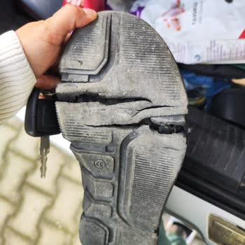 Kısa Sürede Yırtılan Ayakkabılar Nedeniyle Mağduriyet Yaşıyorum