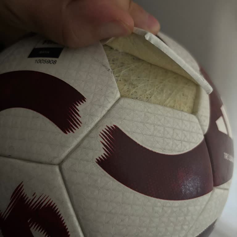 İlk Kullanımda Deforme Olan Adidas Futbol Topu Hayal Kırıklığı Yarattı