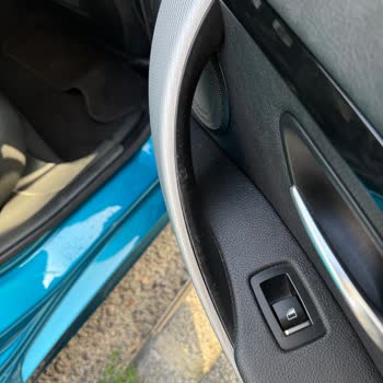 BMW 4.18 Grand Coupe'de Kapı İçi Döşemelerde Kronik Erime Ve Dökülme Sorunu