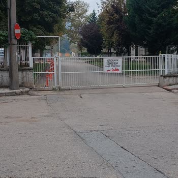 Millet Bahçesi’ne Yaya Geçişi Eksikliği Ve Artan Otopark Ücretleri Mağduriyeti