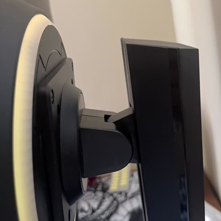 Monitörün Eğim Mekanizması Aşırı Sert, Kullanımda Zorluk Yaşıyorum