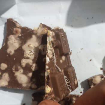 Aldığım Çikolata Kurtlanmış Ve Bozulmuş Çıktı, İade Talep Ediyorum