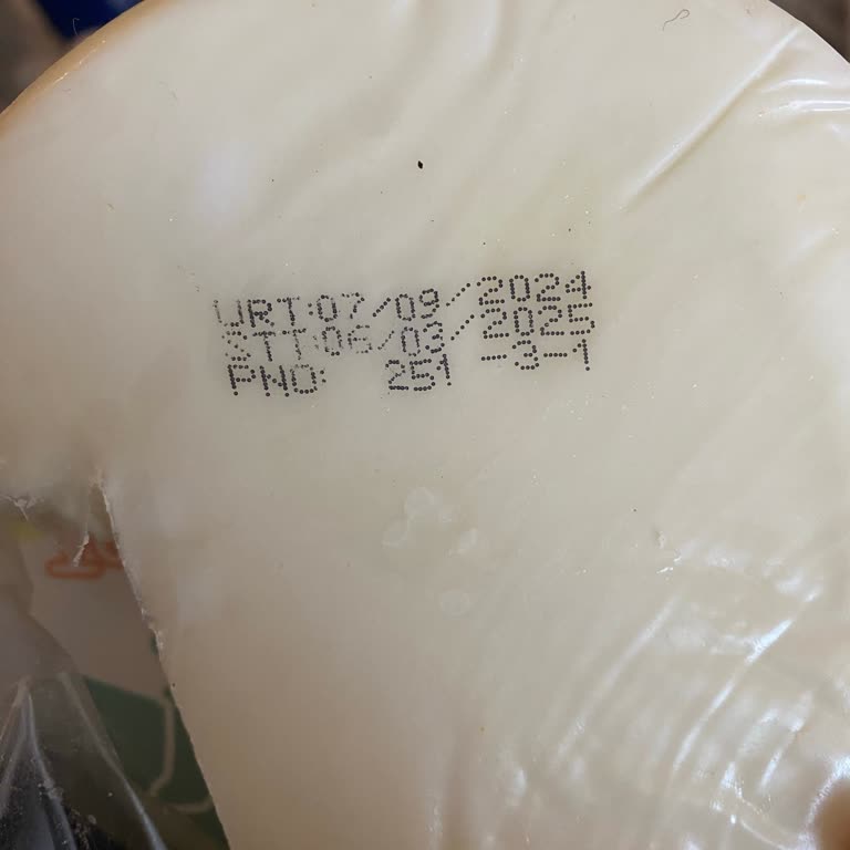 Tarihi Geçmiş Peynir Satışı Ve Markette Hijyen Eksikliği