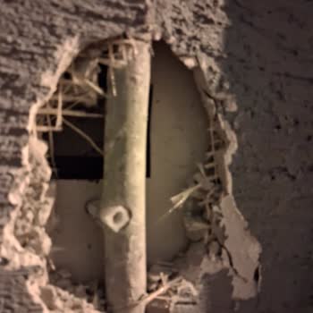 İzinsiz Reklam Kutusu Nedeniyle Evimde Hasar Oluştu, Acil Çözüm Bekliyorum