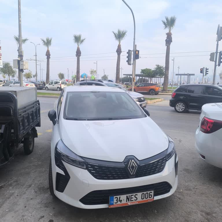 Yaya Geçidine Park Eden Araçlar Yayaların Güvenliğini Tehlikeye Atıyor