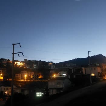 Aylardır Yanmayan Sokak Lambaları Mahallede Güvenlik Endişesi Yaratıyor