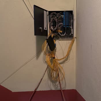 Bina İçinde Açıkta Bırakılan Fiber Kablolar Güvenlik Riski Oluşturuyor