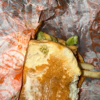 Küflü Hamburger Ve İlgisiz Personel Nedeniyle Mağduriyet