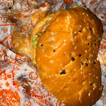 Küflü Hamburger Ve İlgisiz Personel Nedeniyle Mağduriyet