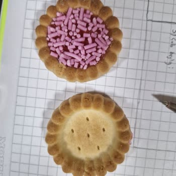 BİM’den Alınan Eti Bisküvisinde Eksik Çilek Sosu Sorunu