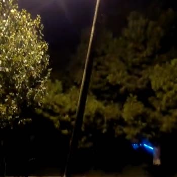 Devrilmek Üzere Olan İnternet Direği Ciddi Tehlike Oluşturuyor