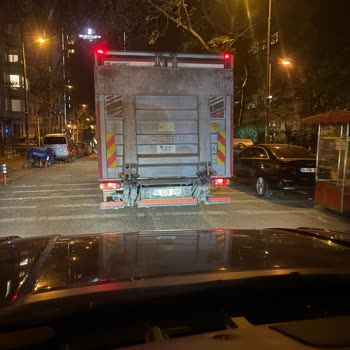 Acıbadem Logolu Kamyonun Tehlikeli Hız Yapması Ve Güvenlik Endişesi