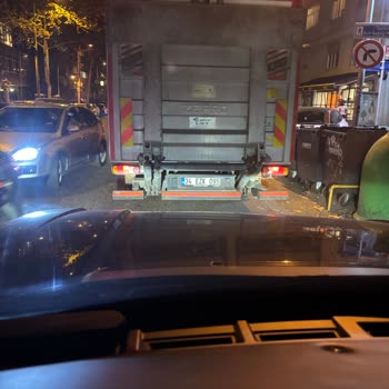 Acıbadem Logolu Kamyonun Tehlikeli Hız Yapması Ve Güvenlik Endişesi