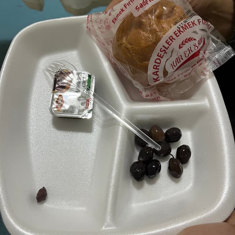 Refakatçilere Sunulan Yemeklerin Yetersizliği Ve Personel İlgisizliği