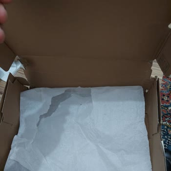 Kullanılmış Ve Hasarlı Ürün Şoku: Boyner'den Paramparça Kutuda Sandalet Geldi