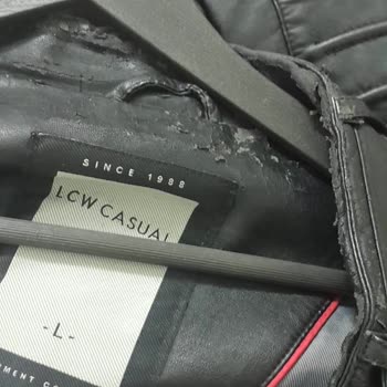 Az Kullanılan Deri Cekette Hızlı Deformasyon Hayal Kırıklığı