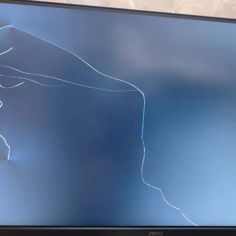 Monitörün Zayıf Ayakları Yüzünden Ekran Kendi Kendine Düştü Ve Çatladı