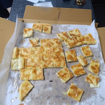 Has Börek'ten Aldığımız Böreğin İçinden Pişmiş Bir Böcek Çıktığını Fark Ettik