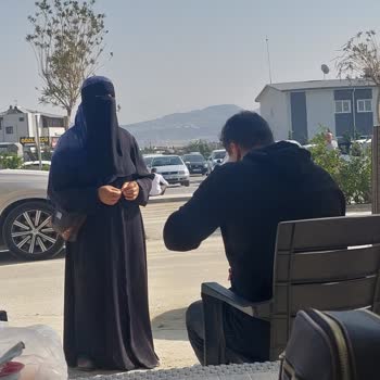 Hastane Önünde Israrcı Para İsteyen Kişilerden Rahatsızlık