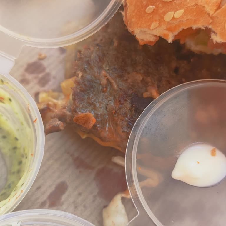 H&M Burger Köftenin İçi Pembe Ve Çiğdi