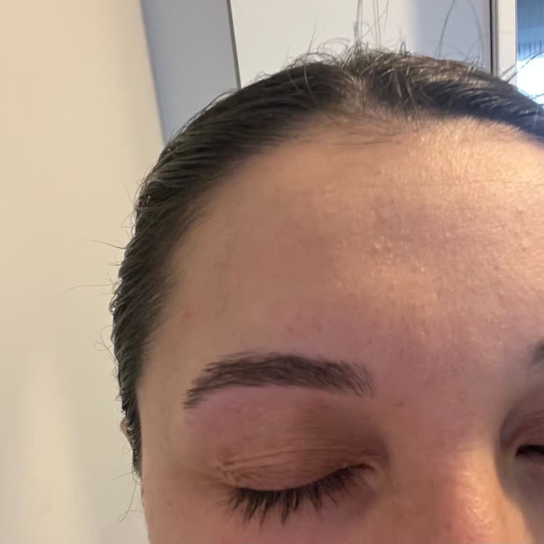 Essi Güzellik Salonu Kaşlarımı İncecik Aldı ve Kirpiklerimi Yaktı