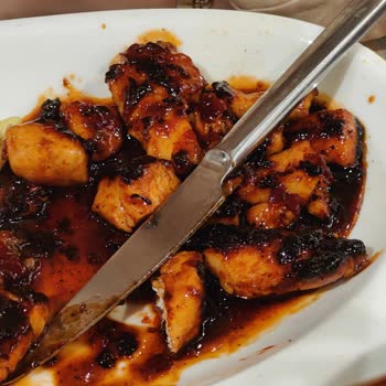 Hilltown Tavuk Dünyasında Önce Çiğ Sonra Yanmış Et Ve İlgisiz Servis