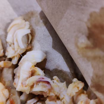 Hilltown Tavuk Dünyasında Önce Çiğ Sonra Yanmış Et Ve İlgisiz Servis