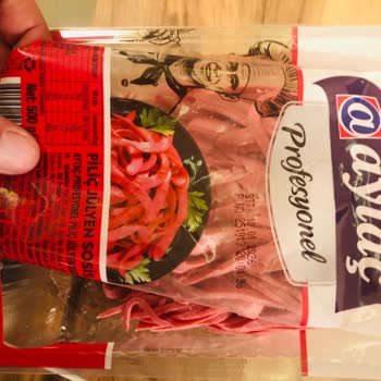 Aldığım Sosisin İçinde Yabancı Parçacıklar Çıktı, Sağlık Riski Yaşadım