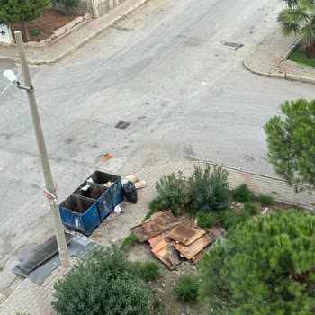 Buca Belediyesi Çöp Konteynerlerinin Apartmana Yakınlığı Nedeniyle Koku Ve Sinek Sorunu