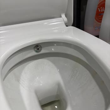 Yeni Alınan Klozetlerde Sürekli Oluşan Gri Lekeler Ve Yetersiz Destek