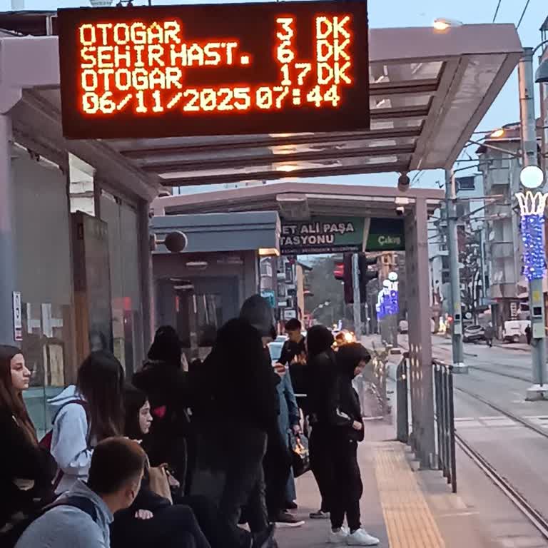 Tramvay Seferlerinde Sabah Yoğunluğu Ve Sürekli Gecikme Sorunu