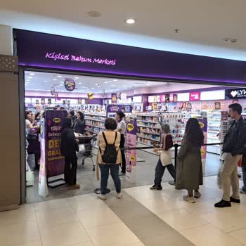 Mağaza Kapanış Saatinden Önce Müşteri Alınmaması Ve Personel Davranışı Hakkında Şikayet