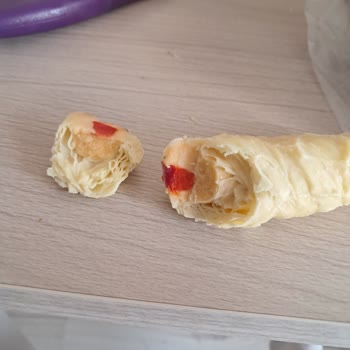 Satın Aldığım Börekte Şüpheli Maddeyle Karşılaştım, Açıklama Bekliyorum