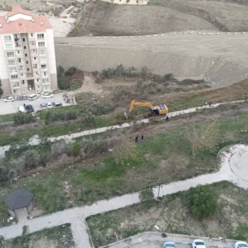 Mahallemizdeki Park Dozerlerle Yıkılıyor Kimse Çözüm Sunmuyor