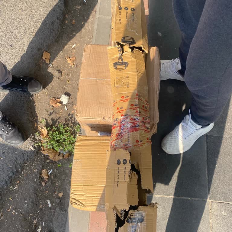 Kargo Teslimatında Hasarlı Ürün Ve Personel İlgisizliği