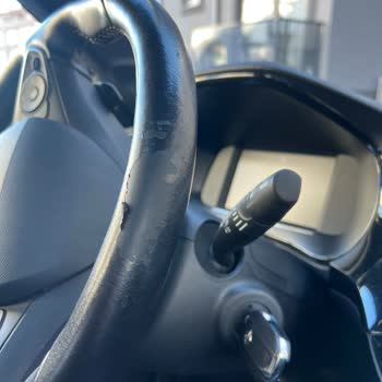 Sıfır Opel Corsa Direksiyonundaki Soyulma Garanti Kapsamında Çözülmedi